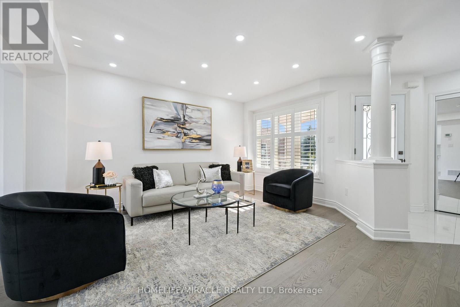 7562 Black Walnut Trail, Mississauga, ON - Indoor Photo Showing Living Room