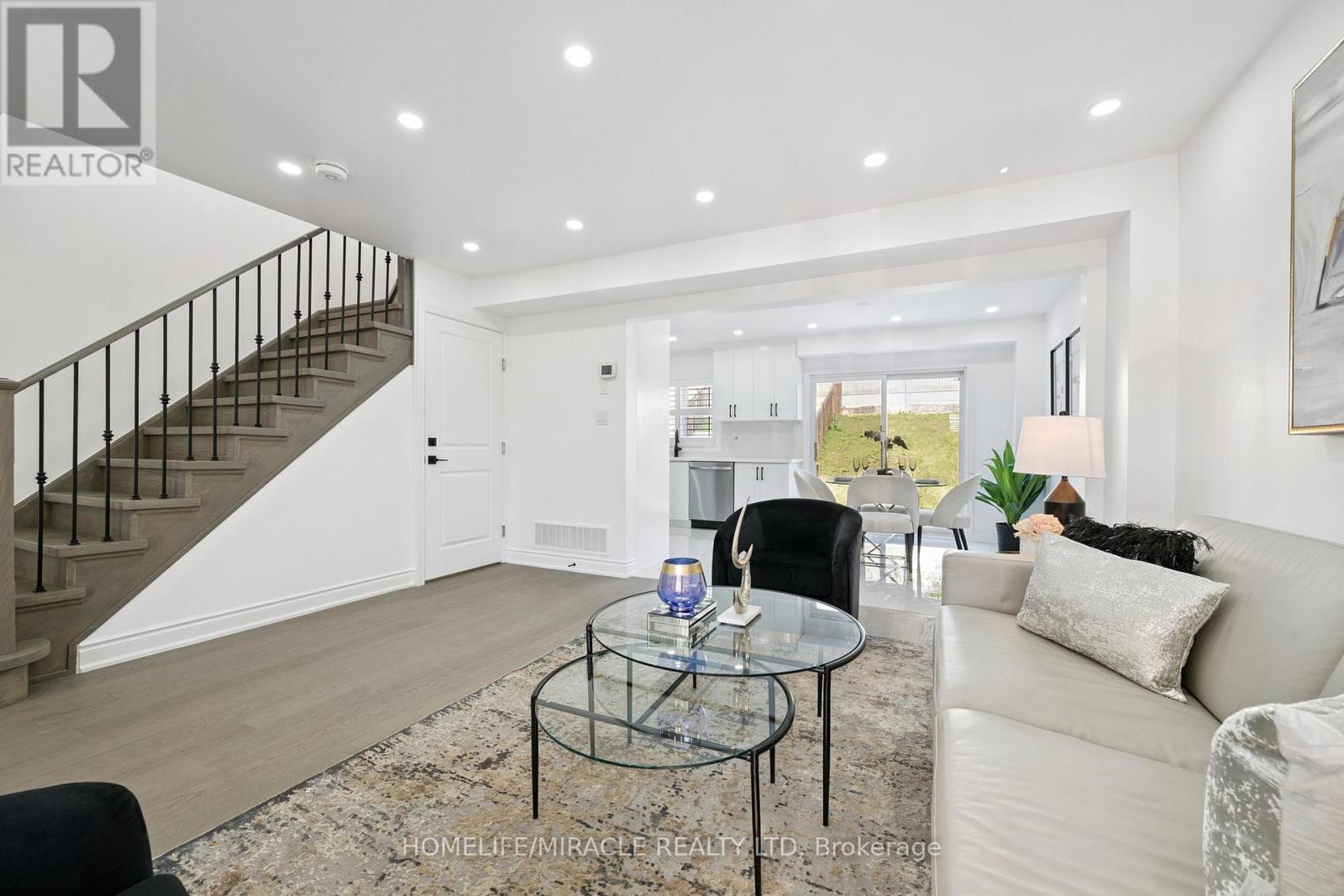 7562 Black Walnut Trail, Mississauga, ON - Indoor Photo Showing Living Room