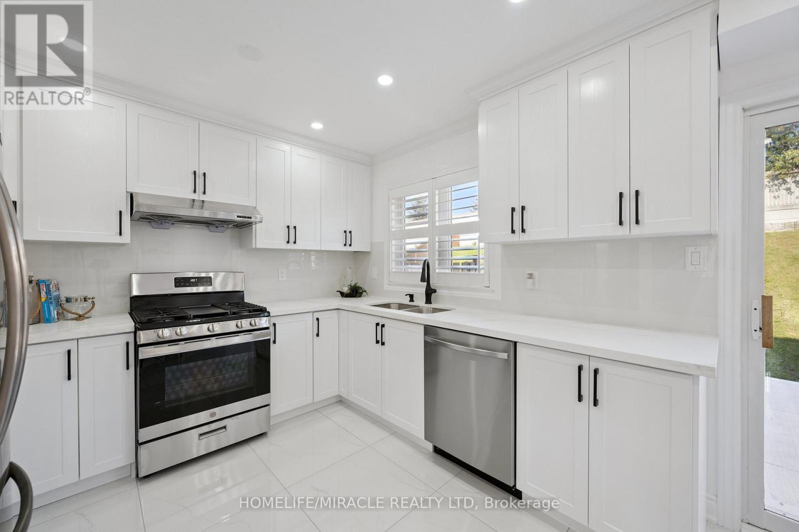 7562 Black Walnut Trail, Mississauga, ON - Indoor Photo Showing Kitchen With Double Sink