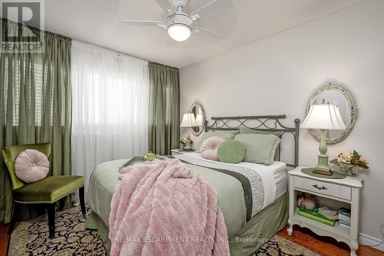 5 - 1580 Kerns Road, Burlington, ON - Indoor Photo Showing Bedroom