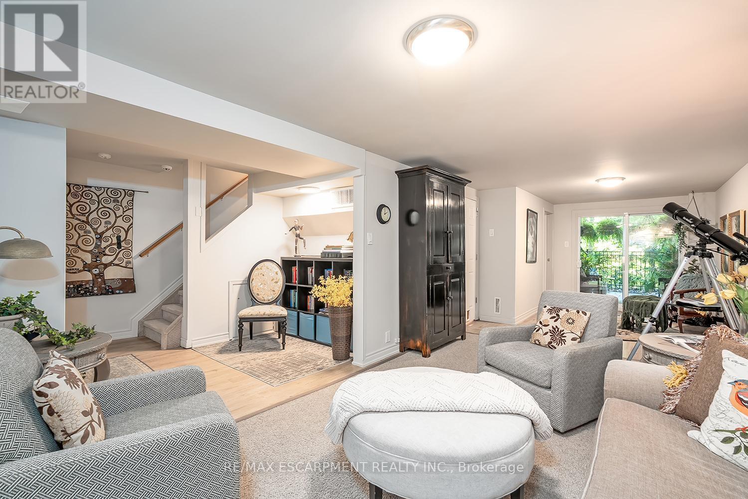 5 - 1580 Kerns Road, Burlington, ON - Indoor Photo Showing Living Room