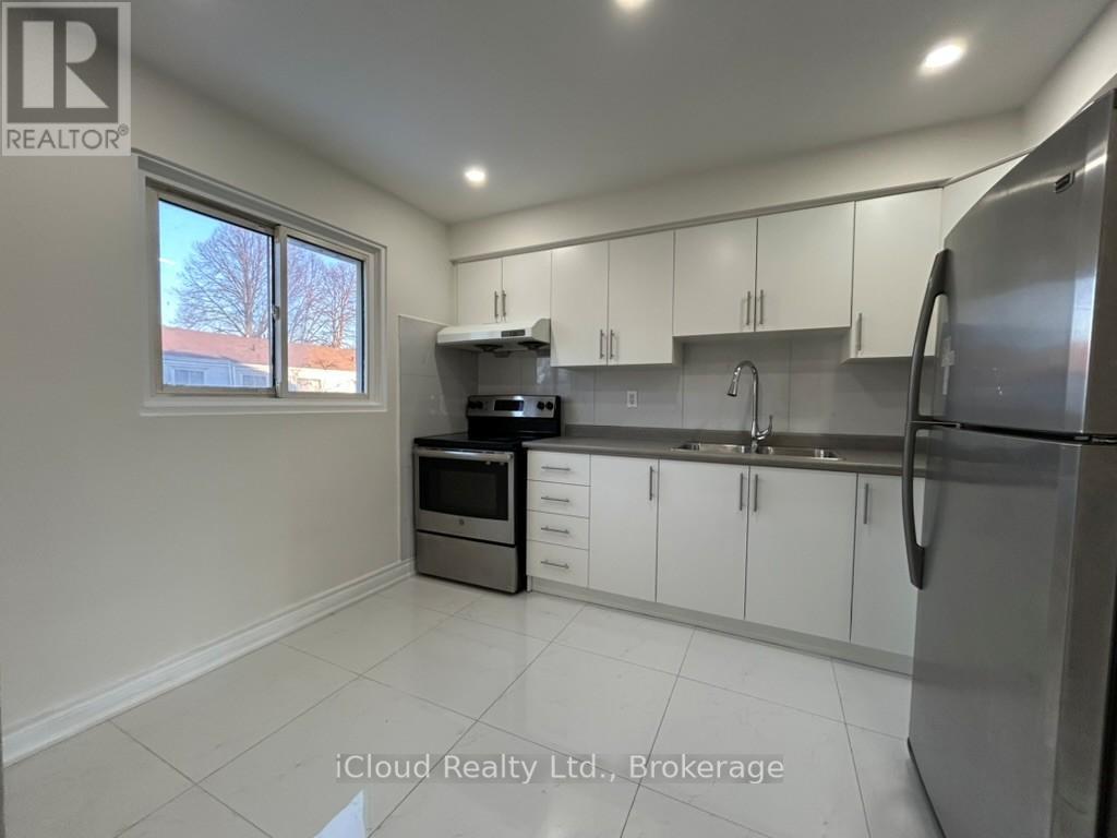 88 - 400 Mississauga Valley Boulevard, Mississauga, ON - Indoor Photo Showing Kitchen With Double Sink