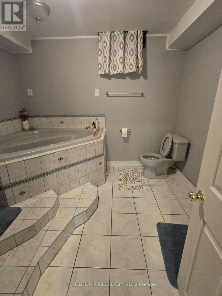 35 Jay Street, Brampton, ON - Indoor Photo Showing Bathroom