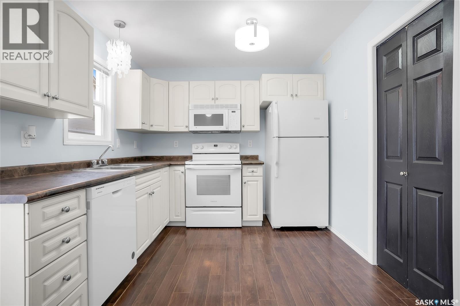 20 135 Pawlychenko Lane, Saskatoon, SK - Indoor Photo Showing Kitchen With Double Sink