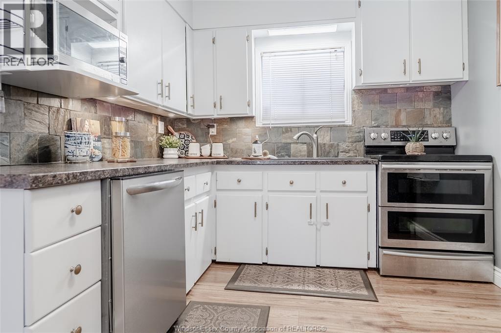 1769 Balfour Boulevard, Windsor, ON - Indoor Photo Showing Kitchen With Upgraded Kitchen
