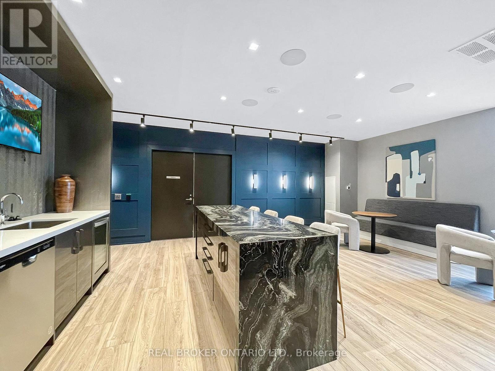 2705 - 286 Main Street, Toronto, ON - Indoor Photo Showing Kitchen With Upgraded Kitchen