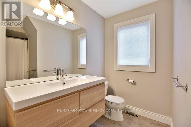 263 Princess Royal Court, Oakville, ON - Indoor Photo Showing Bathroom