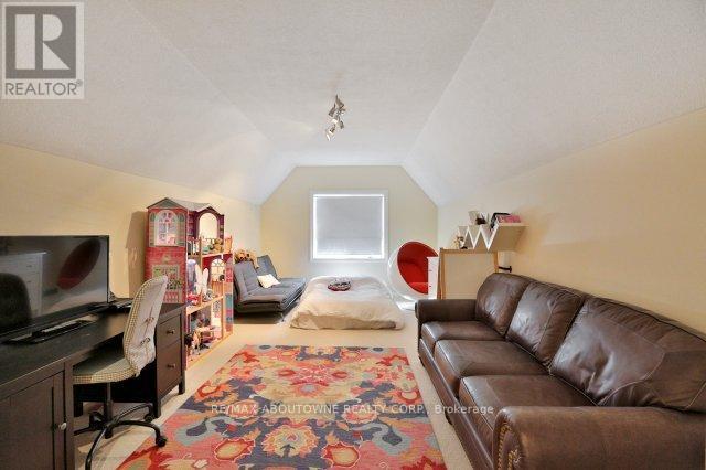 263 Princess Royal Court, Oakville, ON - Indoor Photo Showing Living Room