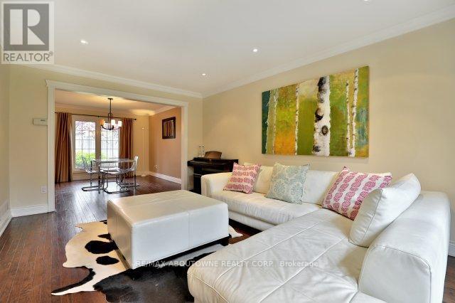 263 Princess Royal Court, Oakville, ON - Indoor Photo Showing Living Room