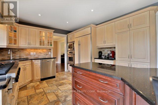 263 Princess Royal Court, Oakville, ON - Indoor Photo Showing Kitchen