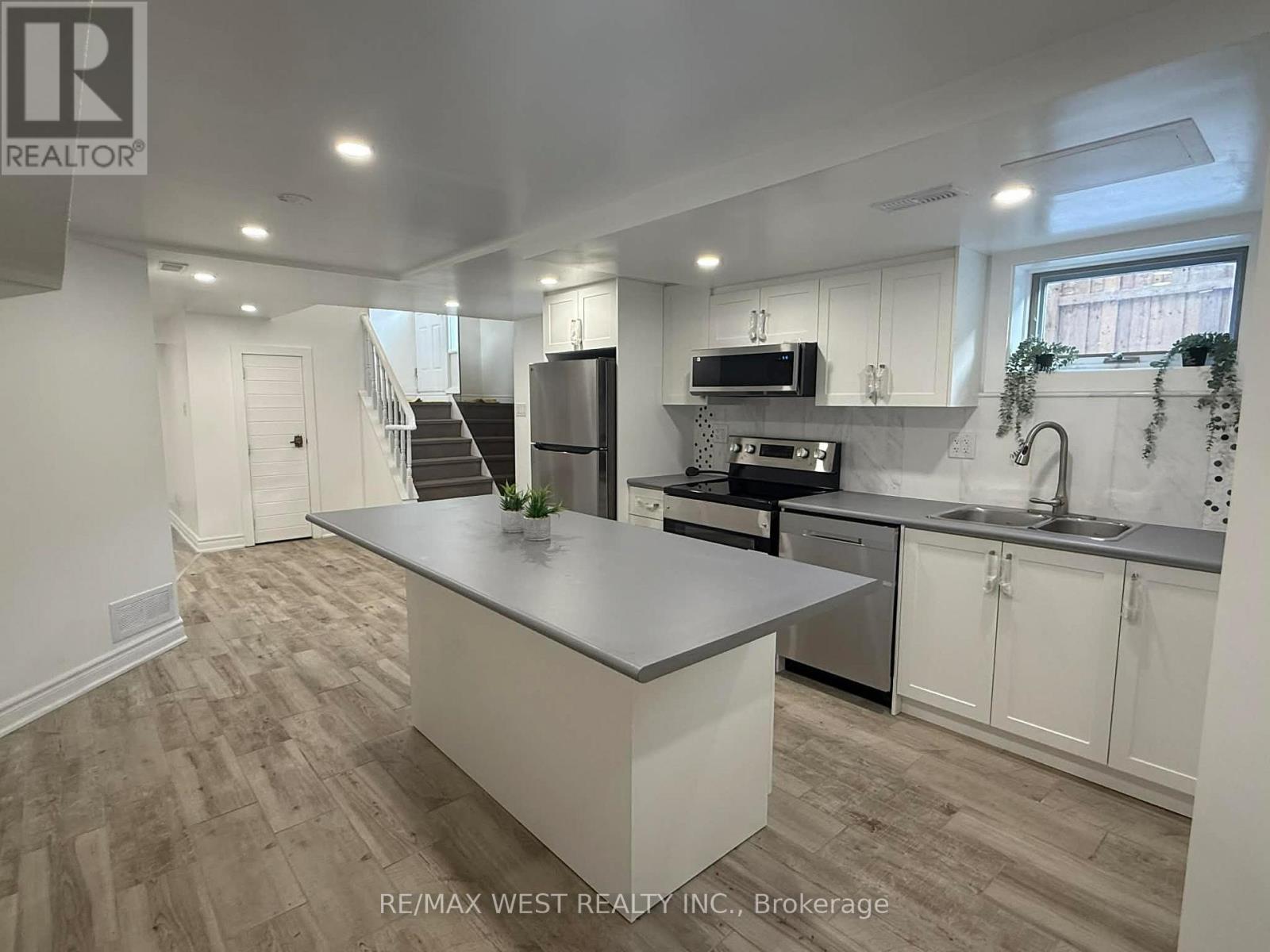 132 Meadowbank Road, Toronto, ON - Indoor Photo Showing Kitchen With Double Sink