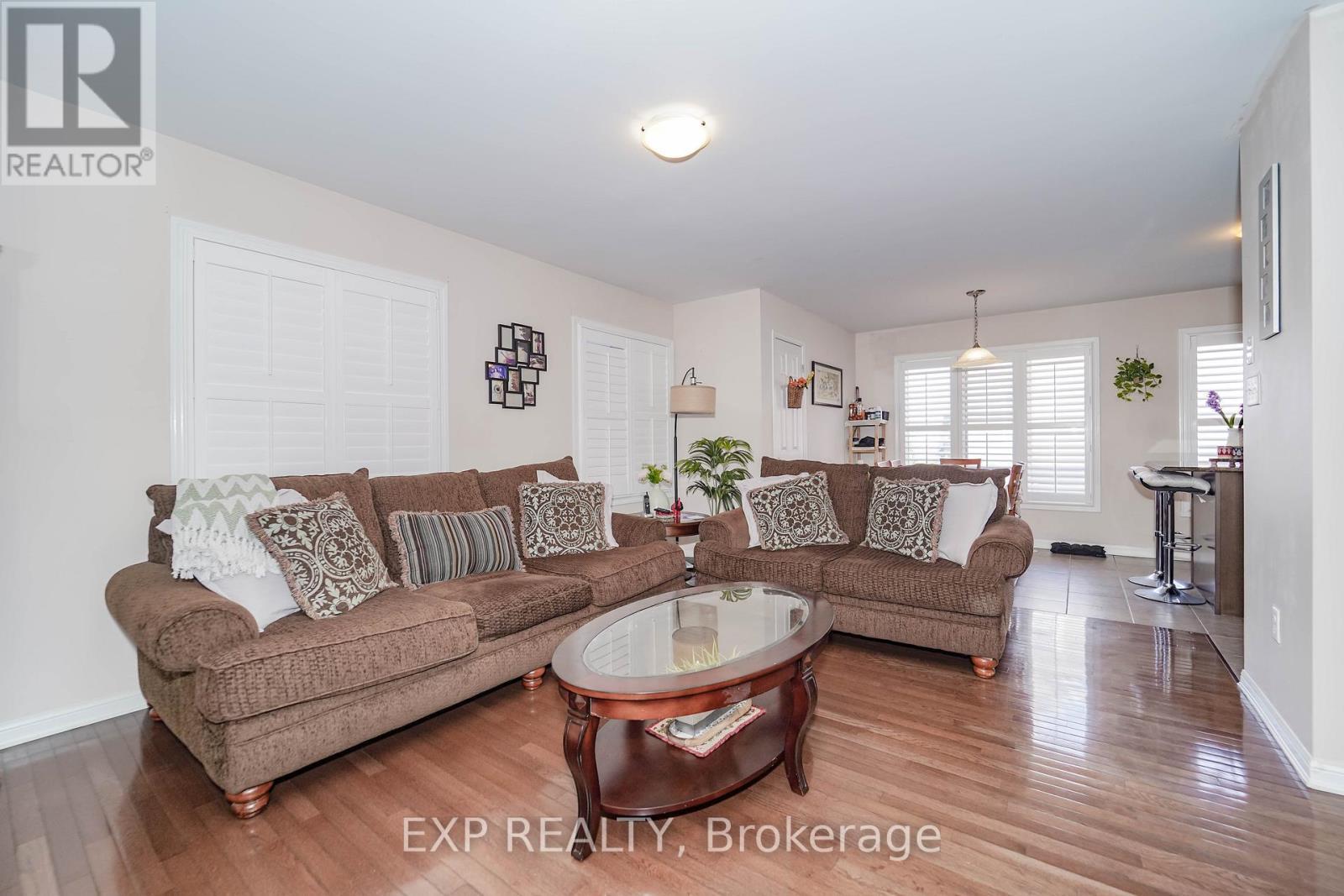 60 Deans Drive, Toronto, ON - Indoor Photo Showing Living Room