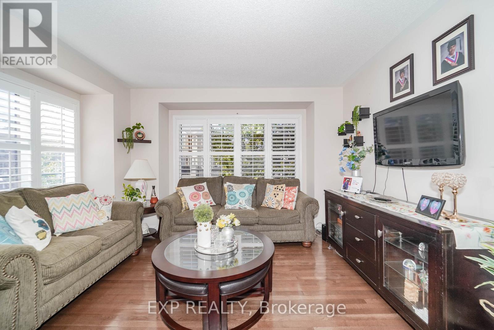 60 Deans Drive, Toronto, ON - Indoor Photo Showing Living Room