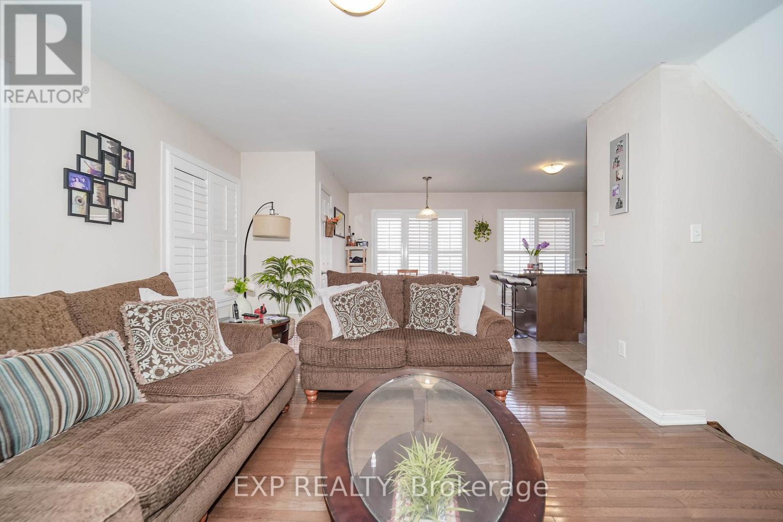 60 Deans Drive, Toronto, ON - Indoor Photo Showing Living Room