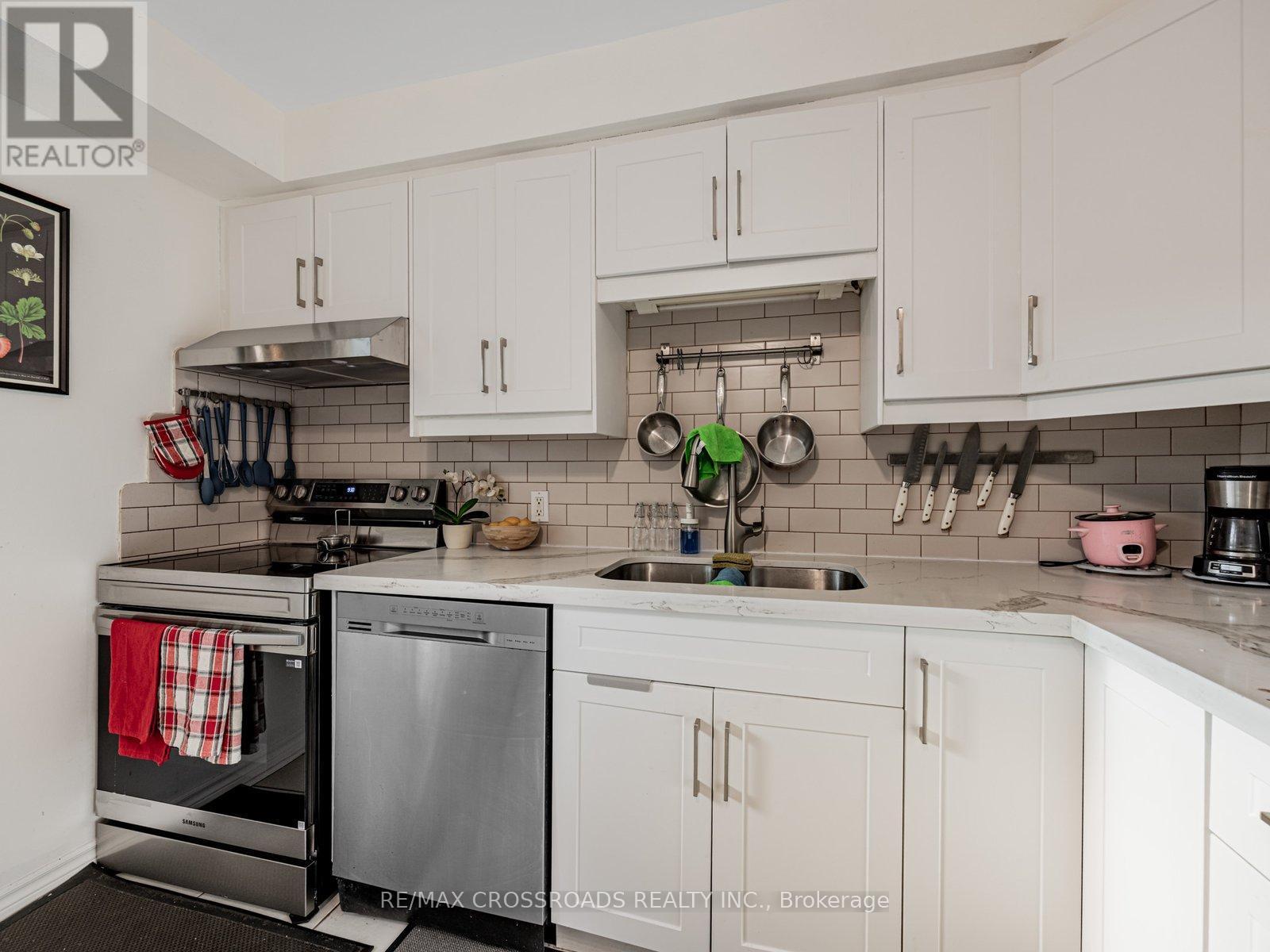58 - 120 Beverly Glen Boulevard, Toronto, ON - Indoor Photo Showing Kitchen With Double Sink