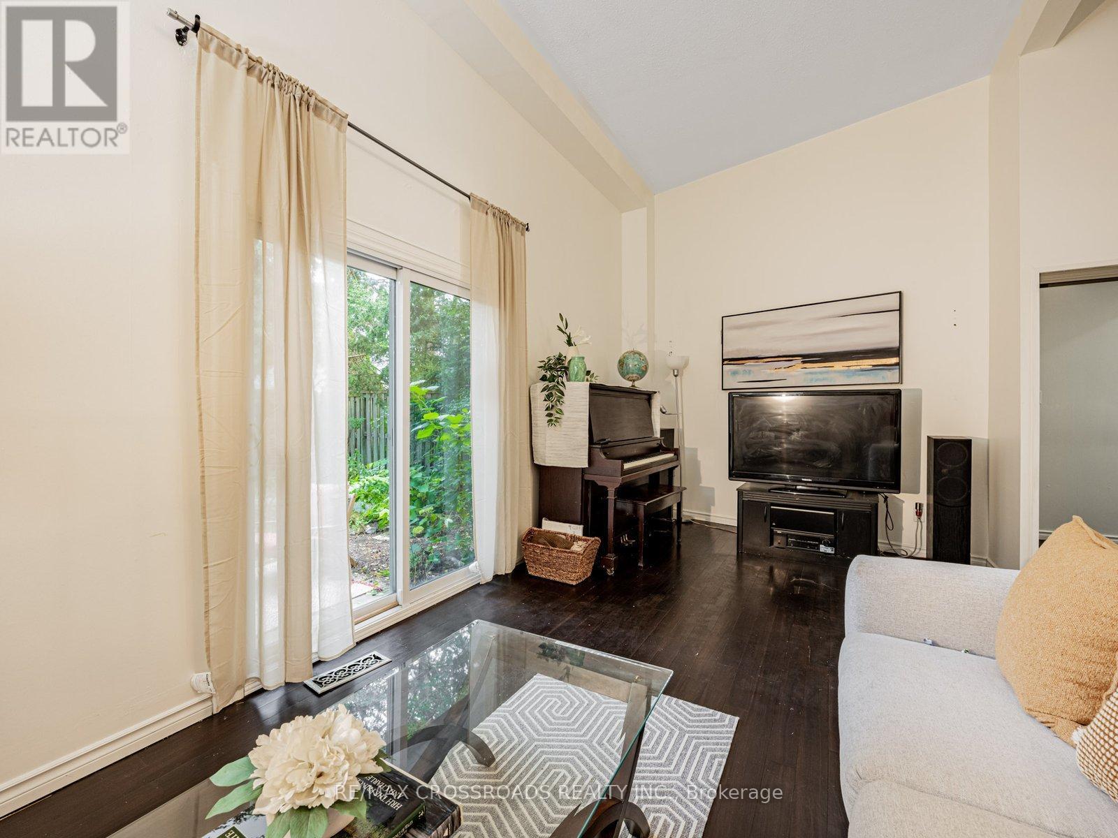58 - 120 Beverly Glen Boulevard, Toronto, ON - Indoor Photo Showing Living Room