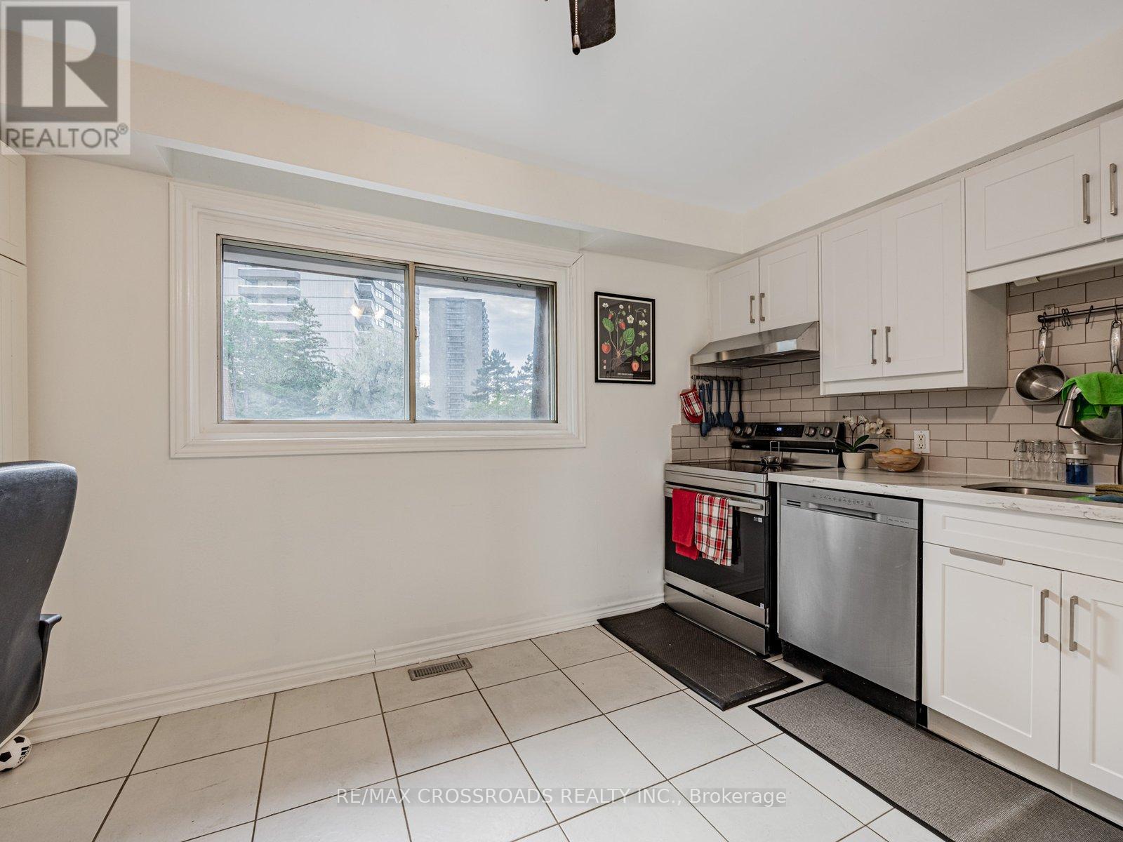 58 - 120 Beverly Glen Boulevard, Toronto, ON - Indoor Photo Showing Kitchen