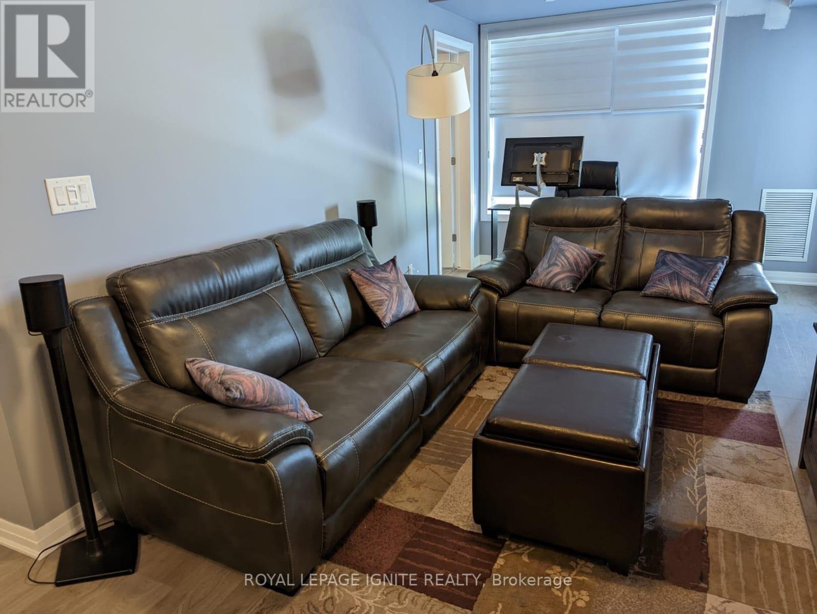 314 - 2 Adam Sellers Street, Markham, ON - Indoor Photo Showing Living Room