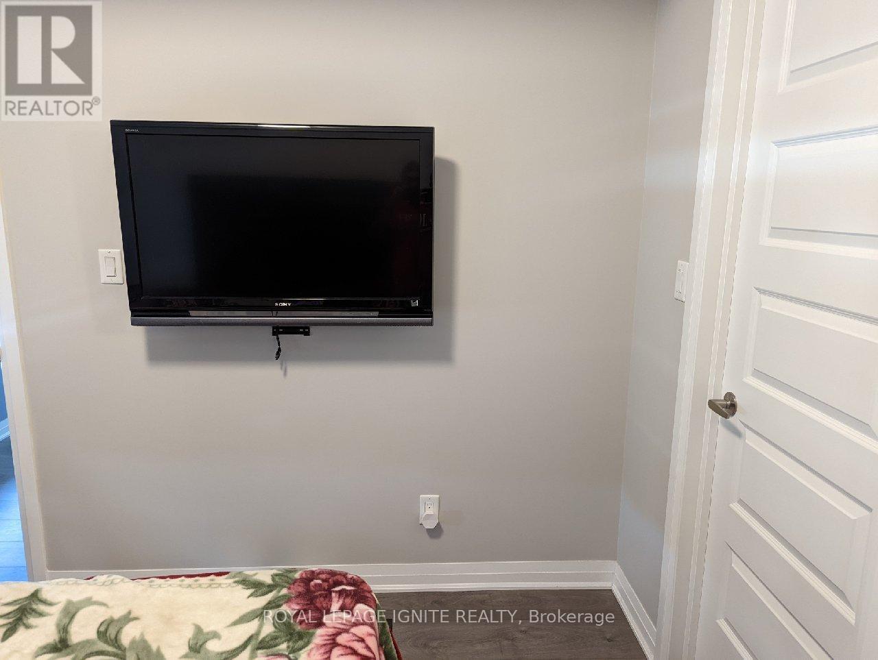 314 - 2 Adam Sellers Street, Markham, ON - Indoor