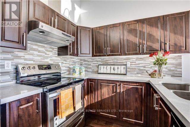18 - 840 Dundas Street, Mississauga, ON - Indoor Photo Showing Kitchen With Double Sink With Upgraded Kitchen