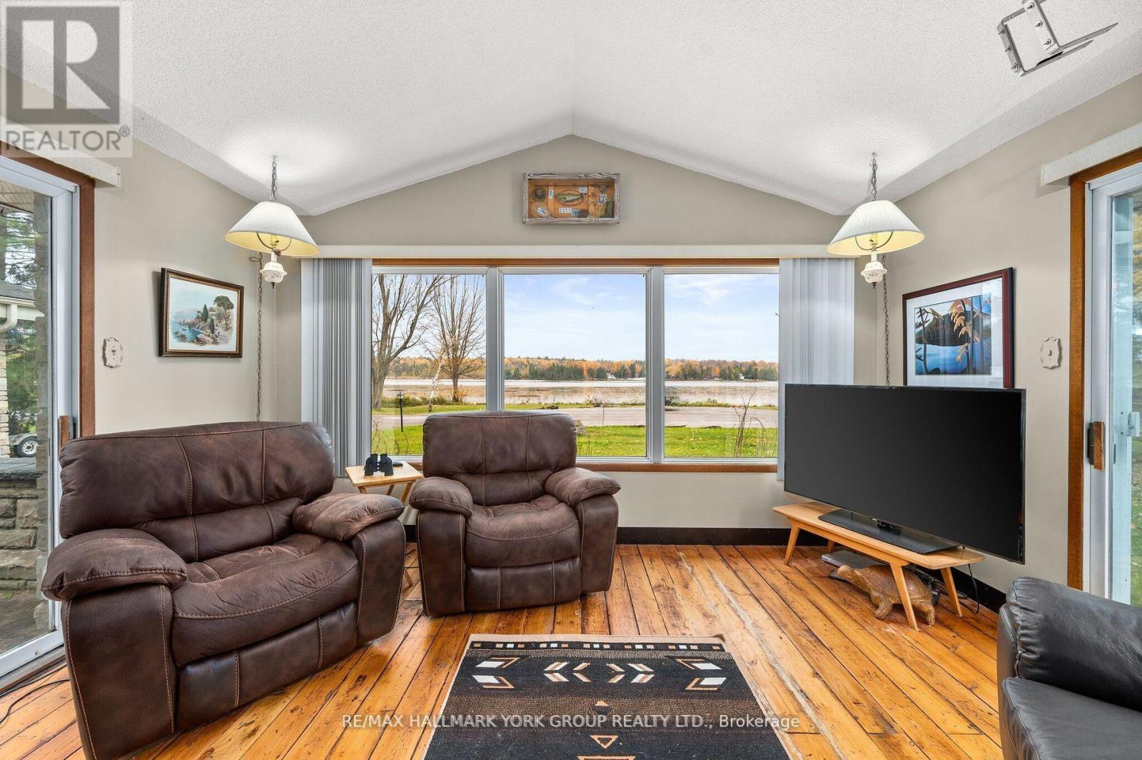 102 Albert Street, Kawartha Lakes, ON - Indoor Photo Showing Living Room