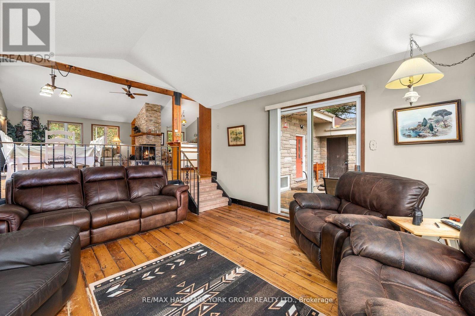 102 Albert Street, Kawartha Lakes, ON - Indoor Photo Showing Living Room