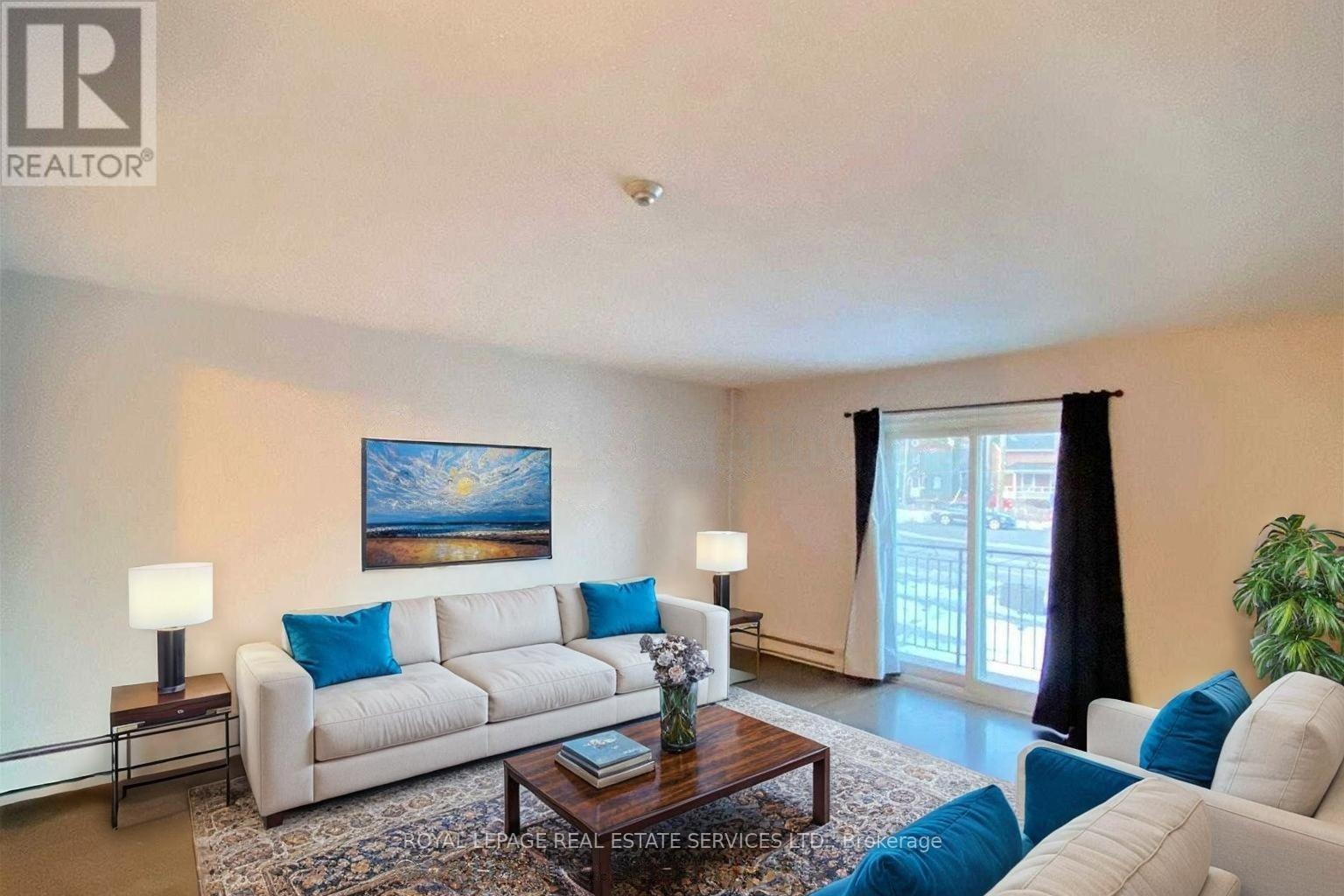 4 - 10 Main Street S, Halton Hills, ON - Indoor Photo Showing Living Room