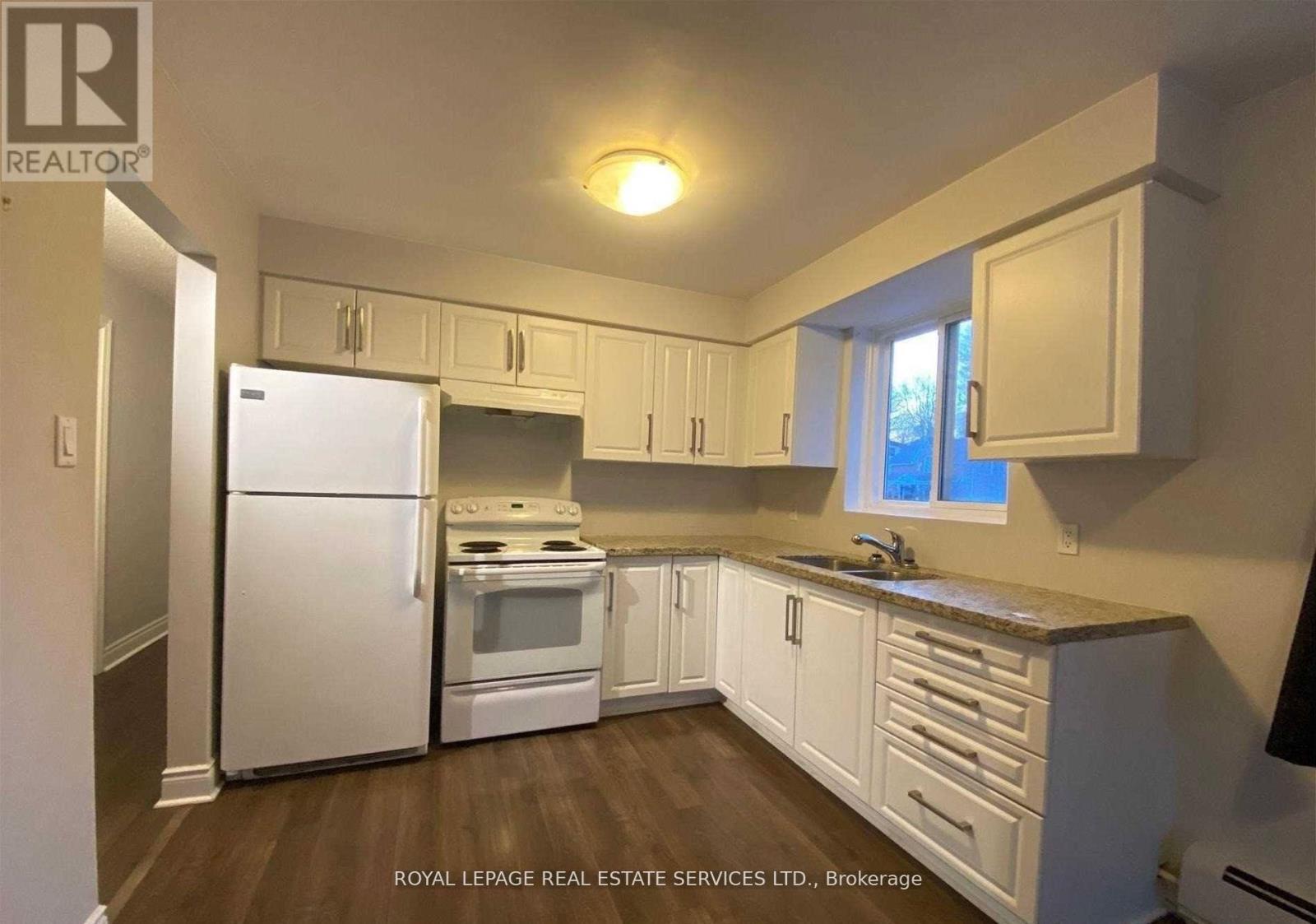 4 - 10 Main Street S, Halton Hills, ON - Indoor Photo Showing Kitchen With Double Sink