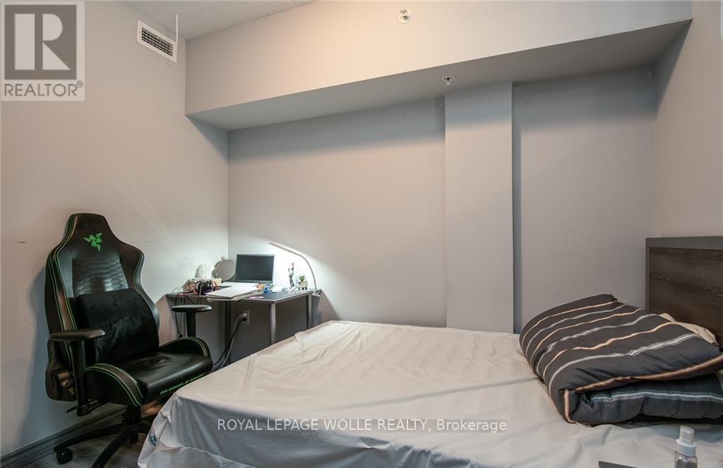 609F - 275 Larch Street, Waterloo, ON - Indoor Photo Showing Bedroom