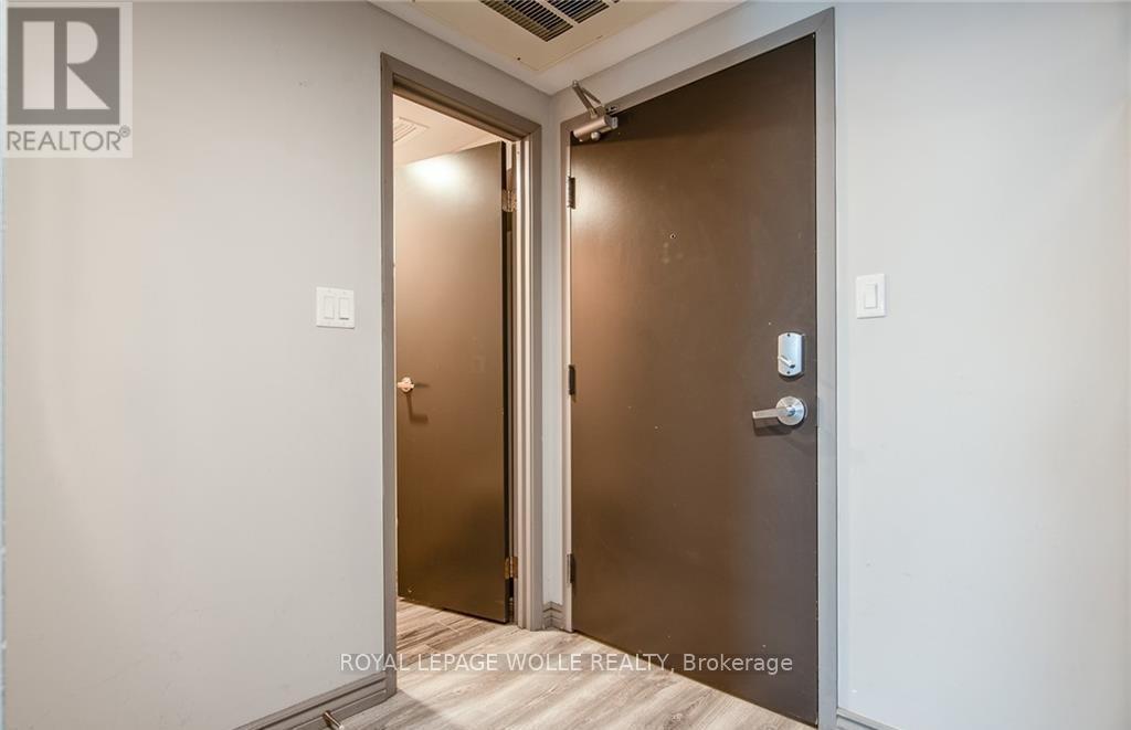 609F - 275 Larch Street, Waterloo, ON - Indoor