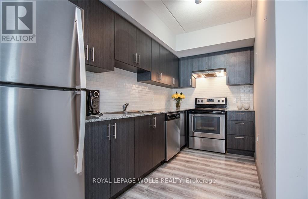 609F - 275 Larch Street, Waterloo, ON - Indoor Photo Showing Kitchen With Upgraded Kitchen