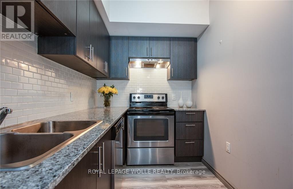 609F - 275 Larch Street, Waterloo, ON - Indoor Photo Showing Kitchen With Double Sink With Upgraded Kitchen