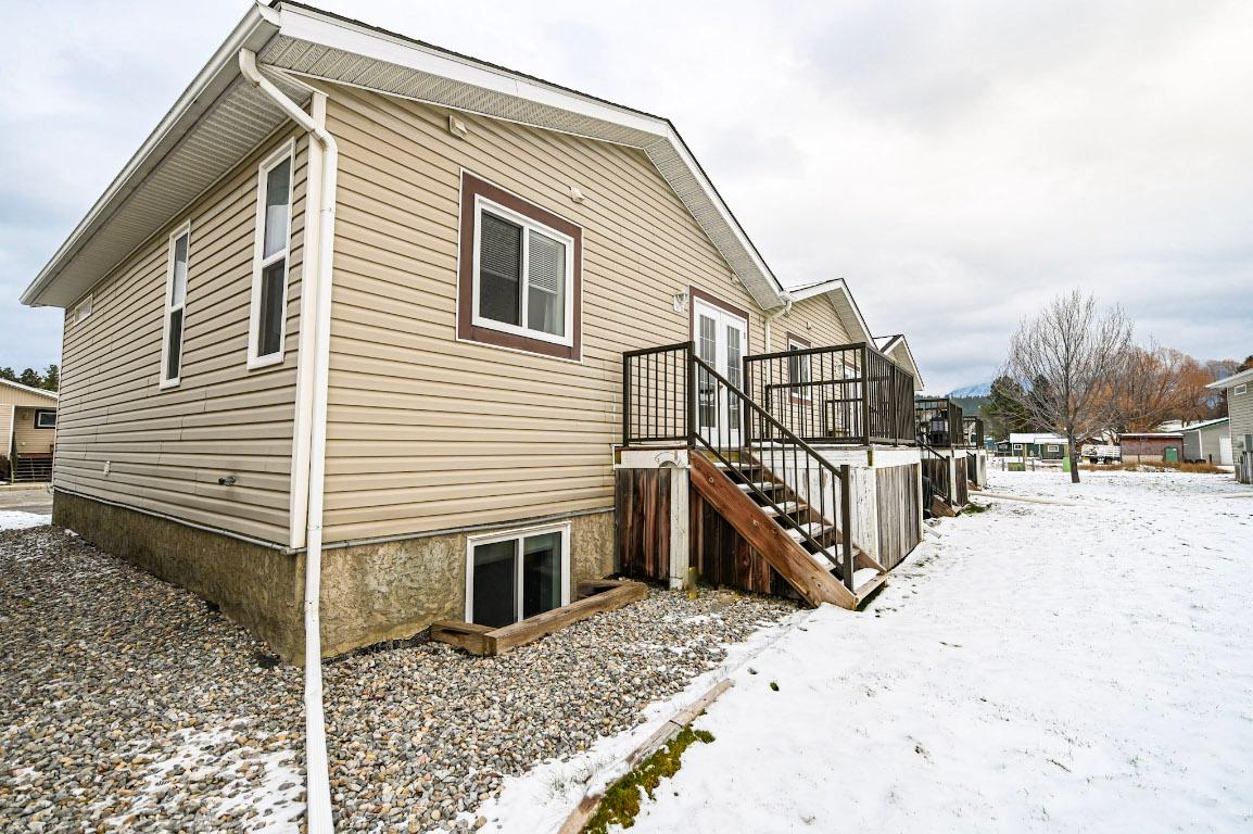 4866 Emerald Avenue, Canal Flats, BC - Outdoor With Exterior