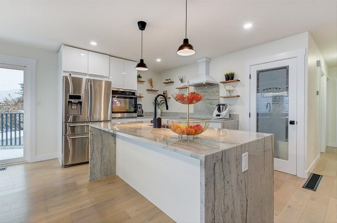 6178 Lipsett Avenue, Peachland, BC - Indoor Photo Showing Kitchen With Stainless Steel Kitchen With Upgraded Kitchen