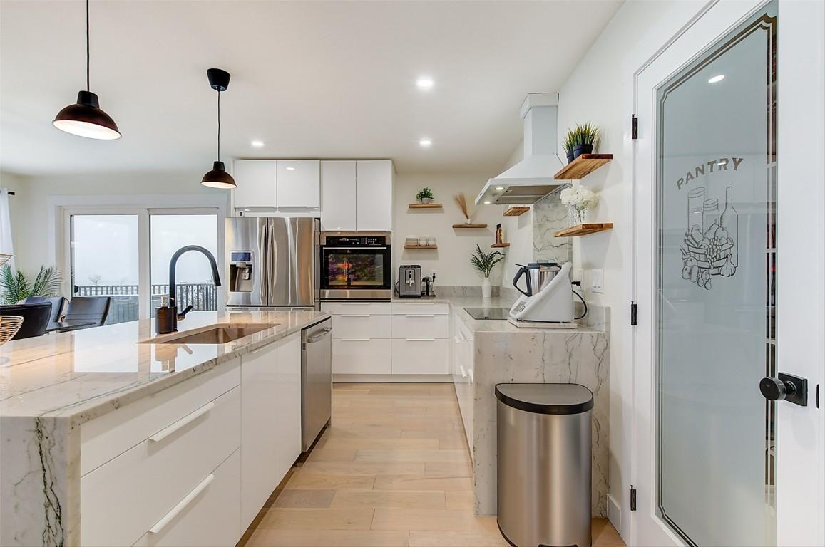 6178 Lipsett Avenue, Peachland, BC - Indoor Photo Showing Kitchen With Stainless Steel Kitchen With Upgraded Kitchen