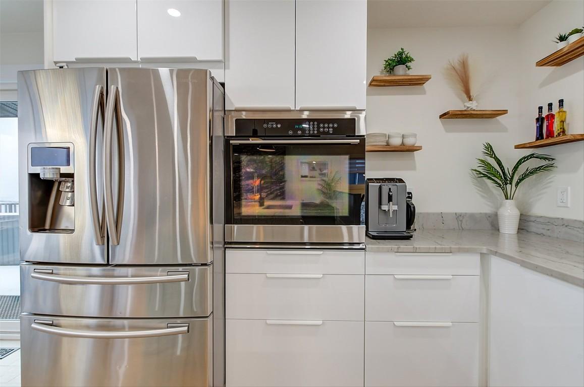6178 Lipsett Avenue, Peachland, BC - Indoor Photo Showing Kitchen With Stainless Steel Kitchen With Upgraded Kitchen