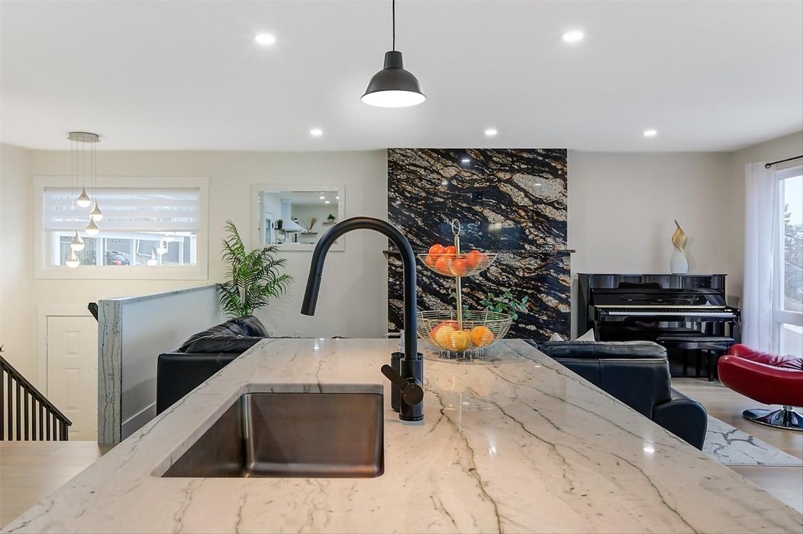 6178 Lipsett Avenue, Peachland, BC - Indoor With Fireplace