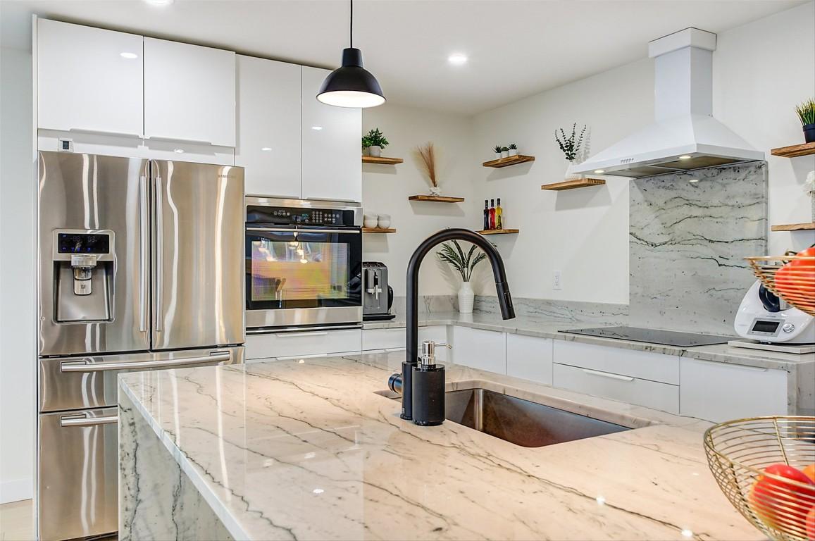 6178 Lipsett Avenue, Peachland, BC - Indoor Photo Showing Kitchen With Stainless Steel Kitchen With Upgraded Kitchen