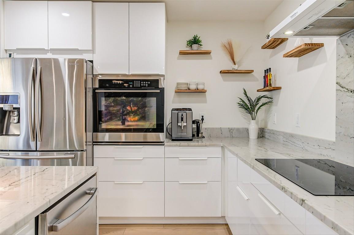 6178 Lipsett Avenue, Peachland, BC - Indoor Photo Showing Kitchen With Stainless Steel Kitchen With Upgraded Kitchen