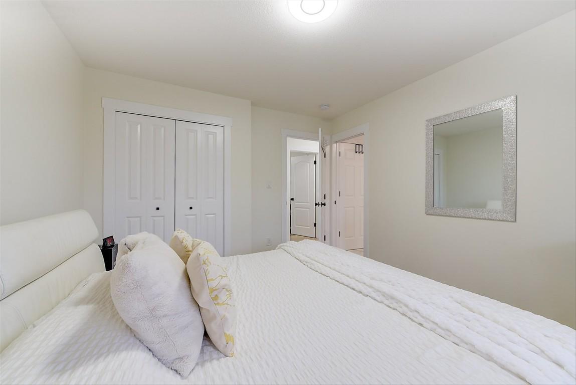 6178 Lipsett Avenue, Peachland, BC - Indoor Photo Showing Bedroom