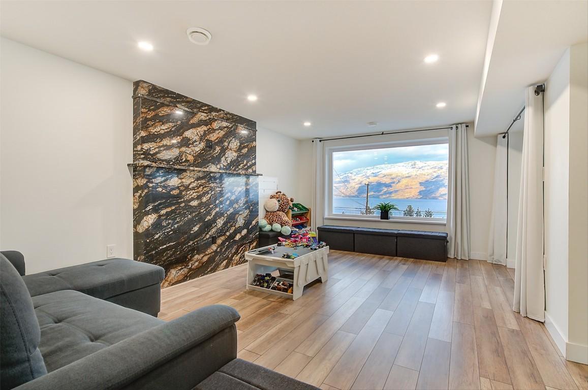 6178 Lipsett Avenue, Peachland, BC - Indoor