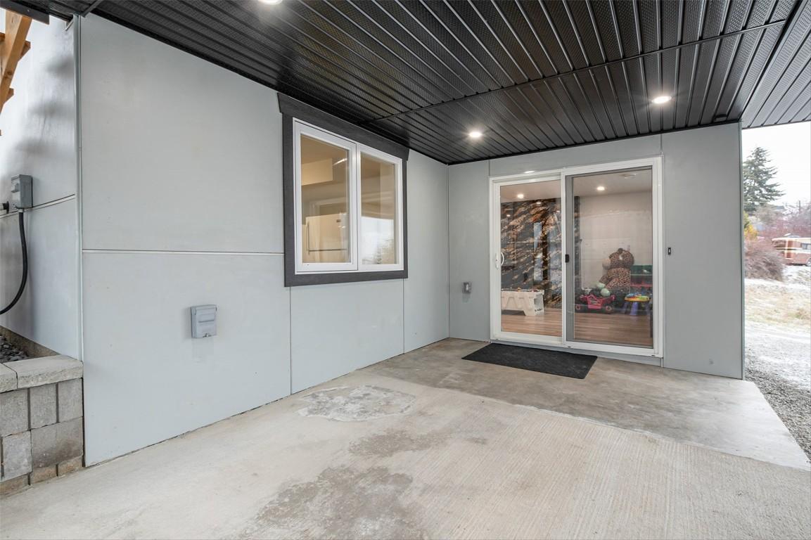 6178 Lipsett Avenue, Peachland, BC - Outdoor With Exterior