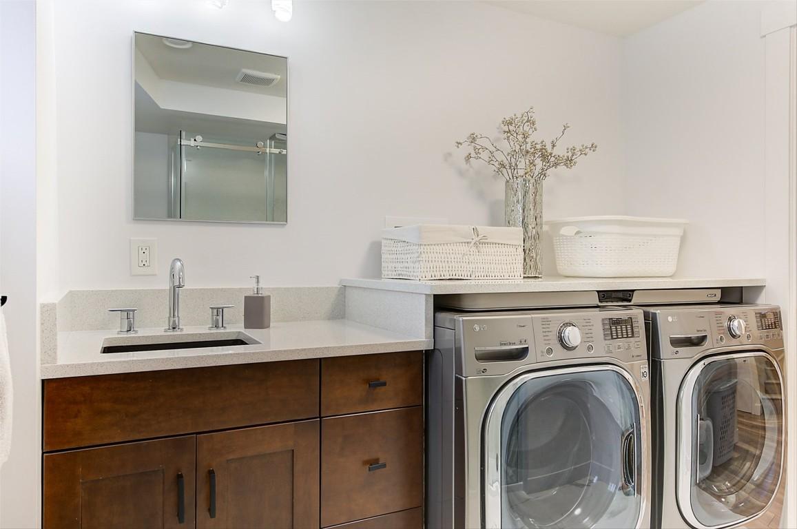 6178 Lipsett Avenue, Peachland, BC - Indoor Photo Showing Laundry Room