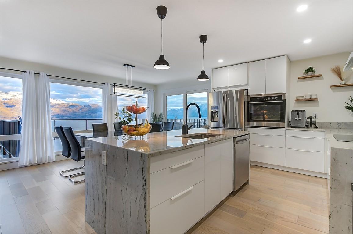 6178 Lipsett Avenue, Peachland, BC - Indoor Photo Showing Kitchen With Stainless Steel Kitchen With Upgraded Kitchen