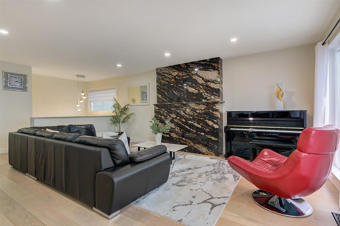 6178 Lipsett Avenue, Peachland, BC - Indoor Photo Showing Living Room With Fireplace