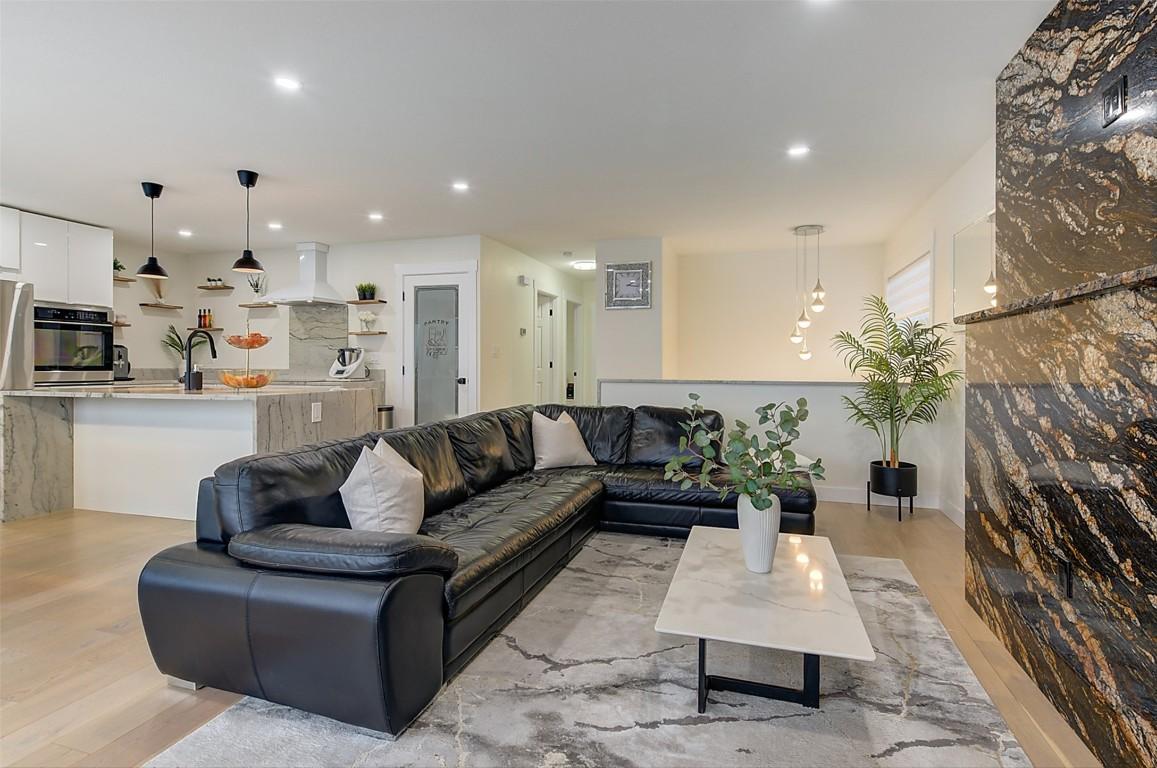 6178 Lipsett Avenue, Peachland, BC - Indoor Photo Showing Living Room