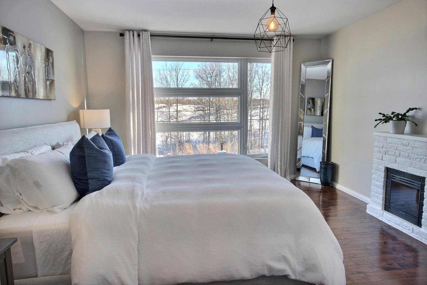 Chambre à coucher principale - 771 Av. Terry-Fox, Rouyn-Noranda, QC - Indoor Photo Showing Bedroom With Fireplace