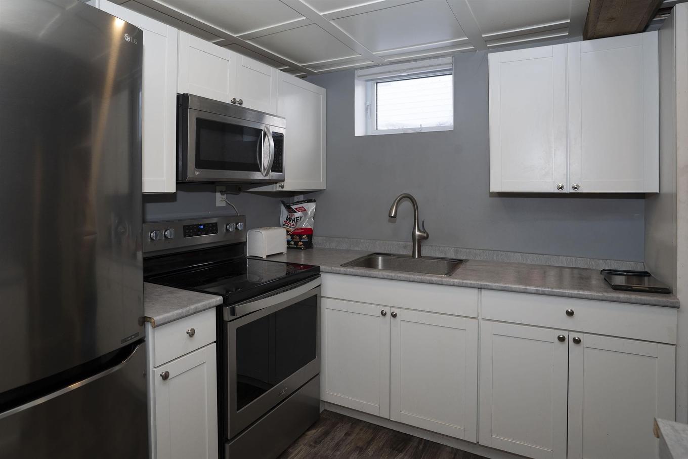 786 Moore Avenue, Thunder Bay, ON - Indoor Photo Showing Kitchen