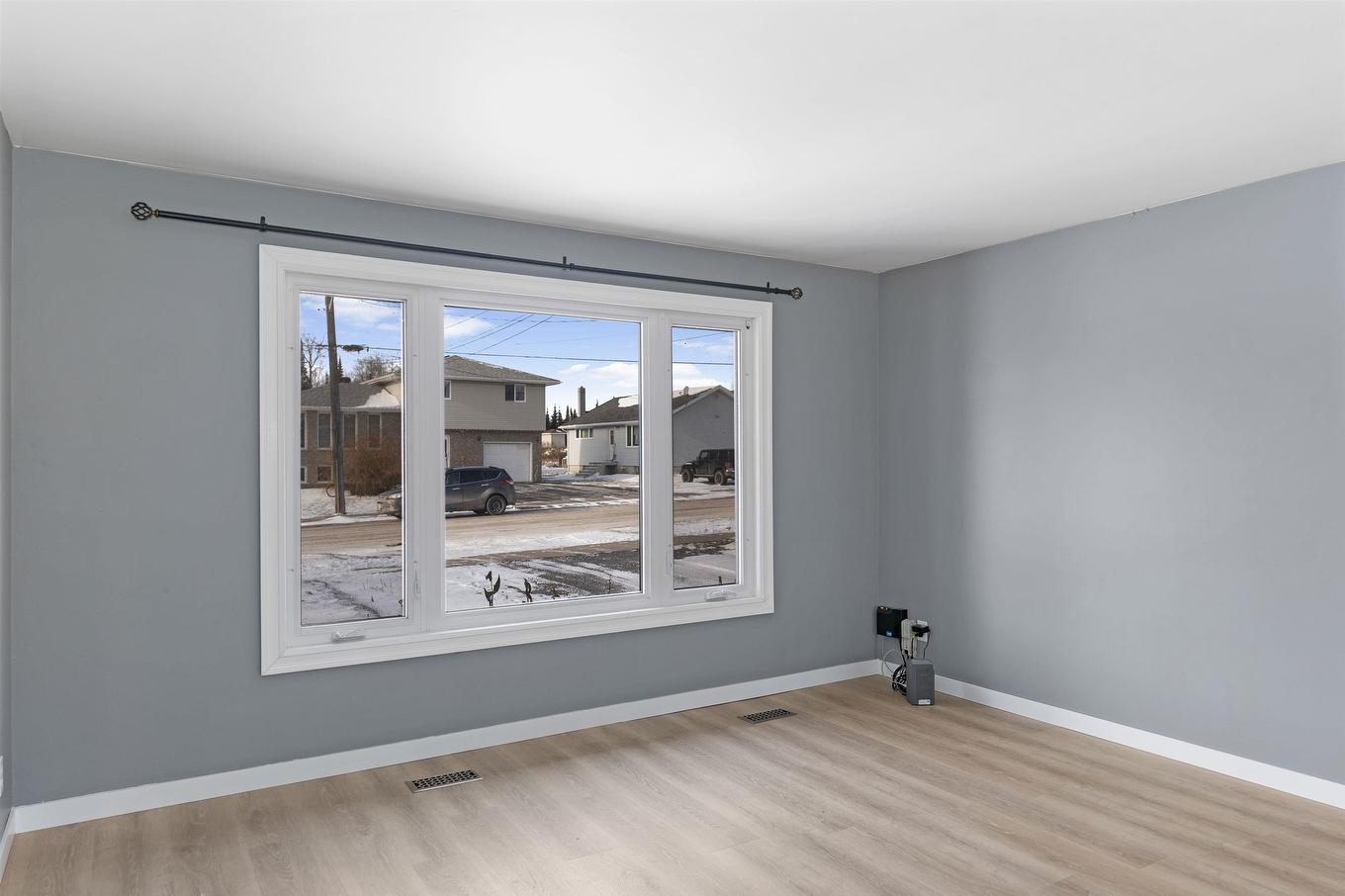 786 Moore Avenue, Thunder Bay, ON - Indoor Photo Showing Other Room