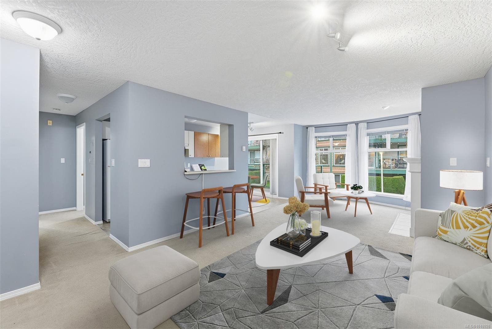306-894 Vernon Ave, Saanich, BC - Indoor Photo Showing Living Room